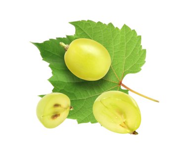 Lezzetli taze üzümler ve beyaz arka plana düşen yeşil yapraklar.