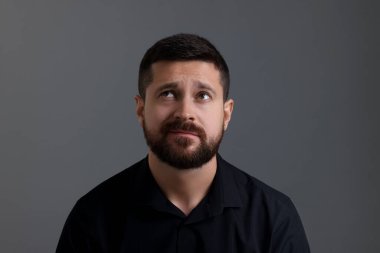 Kişilik konsepti. Gri arka planda duygusal adam