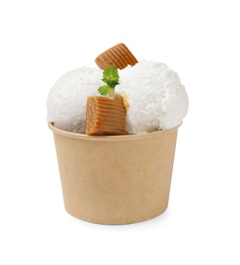 Nane yapraklı lezzetli dondurmalar ve beyaz bardakta izole edilmiş karamel şekerler.