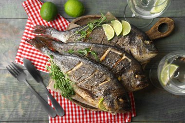 Ahşap kırsal masada servis edilen lezzetli pişmiş balık. Deniz ürünleri.