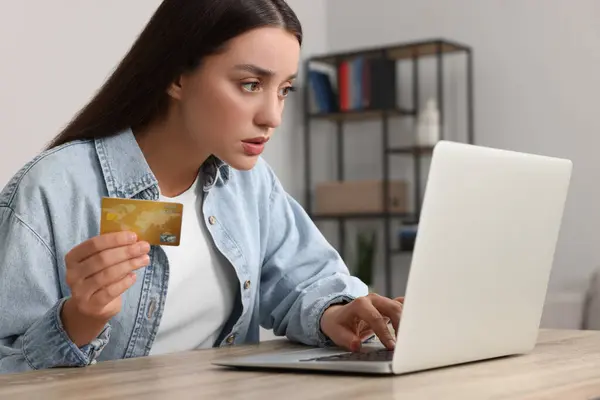 Zdezorientowana Kobieta Kartą Kredytową Używająca Laptopa Przy Stole Domu Uważaj — Zdjęcie stockowe
