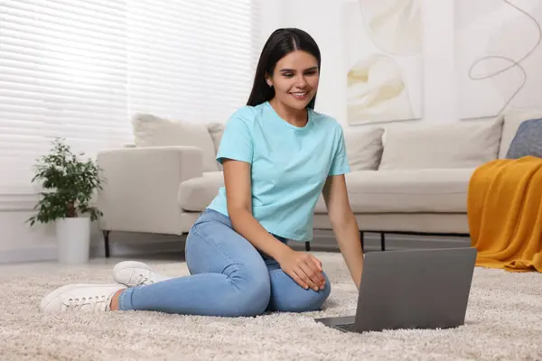 Ευτυχισμένη Νεαρή Γυναίκα Που Κάνει Βιντεοκλήση Μέσω Φορητού Υπολογιστή Στο — Φωτογραφία Αρχείου