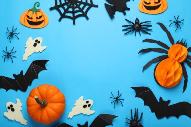 Açık mavi arka planda yarasalar, balkabakları, hayaletler ve örümceklerle düz bir bileşim yatıyordu. Cadılar Bayramı