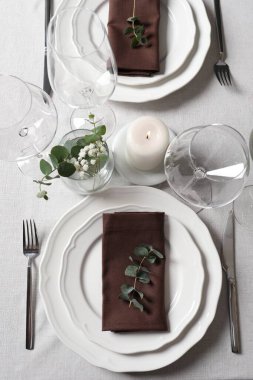 Çiçek desenli, düz yataklı güzel bir masa.