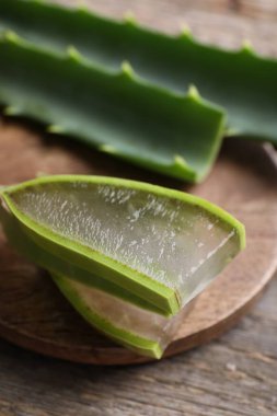 Dilimler taze aloe vera yaprakları ahşap masa üzerinde jöle, yakın çekim