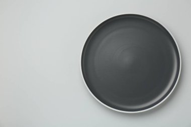Açık gri arka planda güzel bir seramik tabak, üst manzara. Metin için boşluk