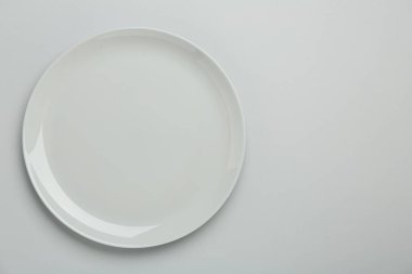 Işık arka planında güzel bir seramik plaka, üst manzara. Metin için boşluk