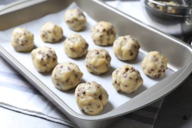 Sofrada çiğ çikolatalı kurabiye topları olan tava, yakın plan.