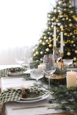 Noel sofrası dekorasyonu ve bulaşık takımlarıyla dolu.