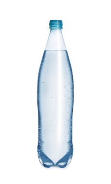 Beyaza izole edilmiş temiz su dolu bir plastik şişe.
