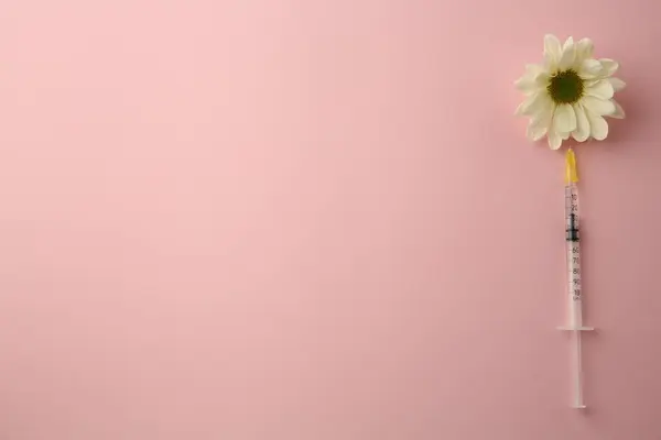 Медичний Шприц Красива Квітка Хризантеми Рожевому Тлі Вид Зверху Простір — стокове фото