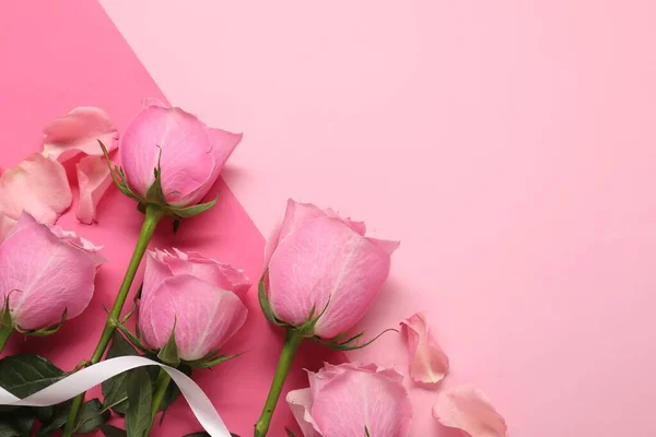Rosas Bonitas Fita Pétalas Fundo Rosa Vista Superior Espaço Para — Fotografia de Stock