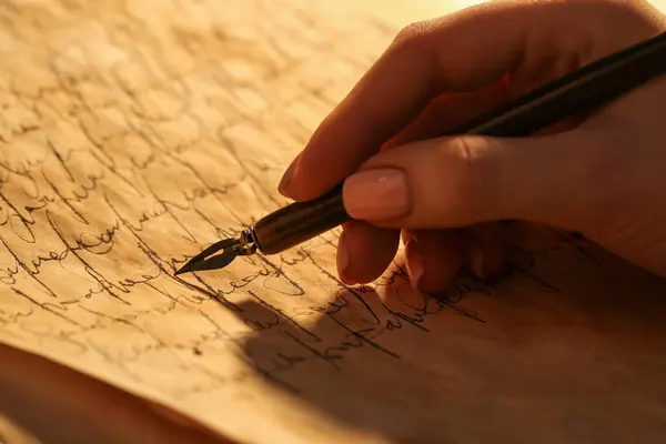 Mujer Escribiendo Carta Con Pluma Estilográfica Primer Plano —  Fotos de Stock