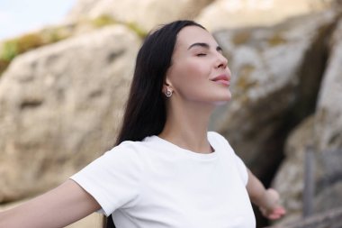 Dışarıda özgürlüğün tadını çıkaran güzel bir kadın.