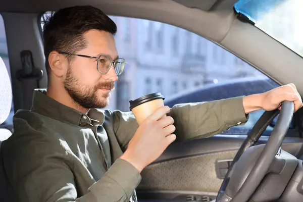 コーヒー 行って 彼の車を運転する紙コップのハンサムな男 — ストック写真