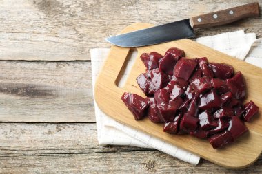 Tahta masada çiğ sığır ciğeri, üst manzara. Metin için boşluk