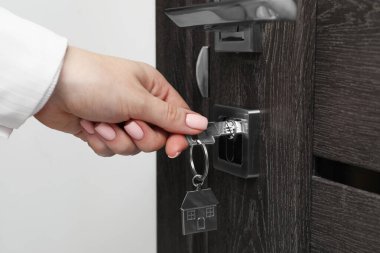 Kadın kapıyı anahtarla açıyor, yakın plan görüntüsü