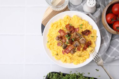 Pastırmalı, mantarlı ve mikroyeşillikli lezzetli mısır unu beyaz fayanslı masada servis edilir. Metin için boşluk