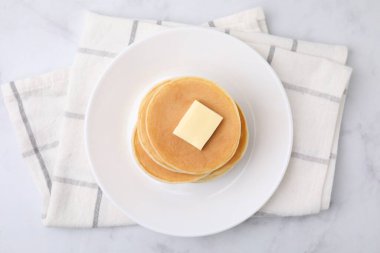 Mermer masanın üstünde tereyağlı leziz gözlemeler.