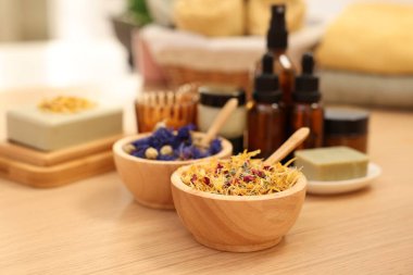 İçerideki ahşap masada kurumuş çiçekler, yazı için yer. Spa zamanı