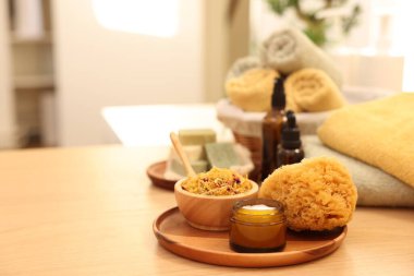Kuru çiçekler, banyo lifi ve kremalı kavanoz kapalı masa, yazı için yer. Spa zamanı