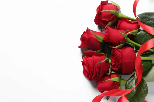 Όμορφα Κόκκινα Τριαντάφυλλα Και Κορδέλα Λευκό Φόντο Κορυφαία Θέα Χώρος — Φωτογραφία Αρχείου