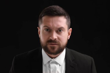 Kişilik konsepti. Siyah arka planda kızgın bir adam