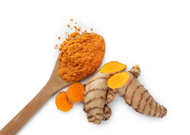 Beyaz üzerine izole edilmiş aromatik zerdeçal tozu ve ham kökleri olan kaşık.