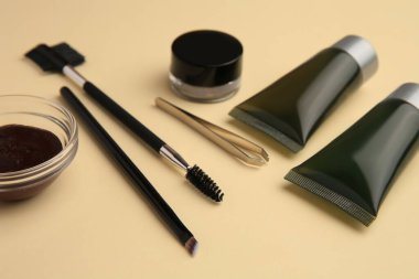 Kına ve bej arka planda araçlar, yakın plan