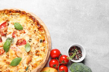 Domatesli kiş, fesleğen ve peynir hafif masada servis edilir. Metin için boşluk