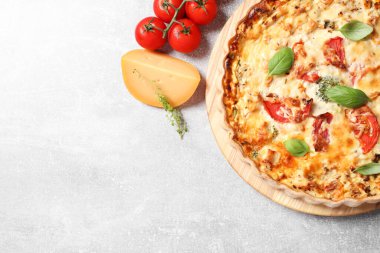 Domatesli kiş, fesleğen ve peynir hafif masada servis edilir. Metin için boşluk