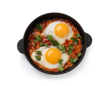 Lezzetli shakshuka kızartma tavasında izole edilmiş beyaz, üst manzara