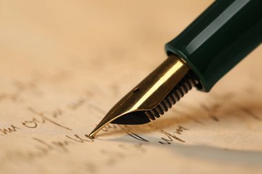 Güzel bir dolma kalemle mektup yazmak, yakın plan.