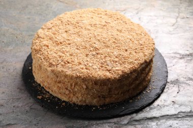 Gri masada nefis Napolyon pastası, yakın plan.