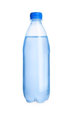 Beyaza izole edilmiş temiz su dolu bir plastik şişe.