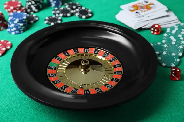 ルーレットホイール トランプ チップ サイコロのグリーンテーブル クローズアップ カジノゲーム — ストック写真