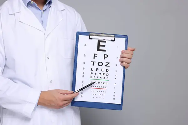 Okulista Wskazujący Wykres Testu Wzroku Szarym Tle Zbliżenie — Zdjęcie stockowe