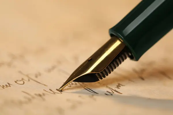 Escrevendo Carta Com Caneta Fonte Bonita Close — Fotografia de Stock