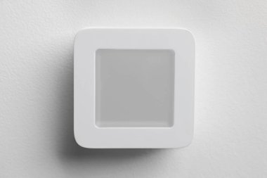 Beyaz duvarda bir termostat var. Akıllı ev sistemi