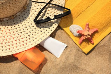 Kum üzerinde plaj aksesuarları ile düz yatıyordu kompozisyon