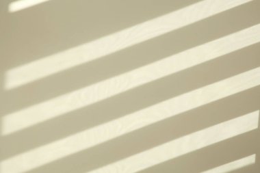 Beyaz duvardaki ışık ve gölgelerden oluşan çizgiler