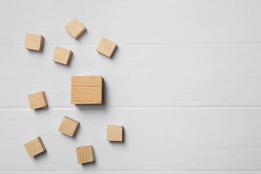 Beyaz ahşap masa üzerinde boş küpleri, düz yatıyordu. Metin için boşluk