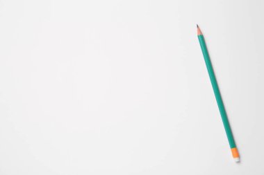 Beyaz zemin üzerinde keskin grafit kalem, üst görünüm. Metin için boşluk