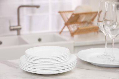 Mutfaktaki aydınlık masada temiz tabaklar.