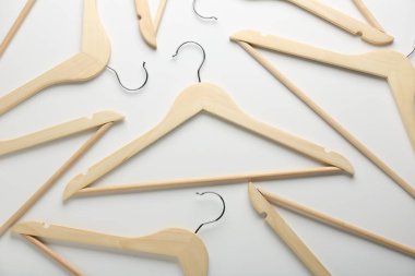 Beyaz arka planda ahşap askılar, düz yatış