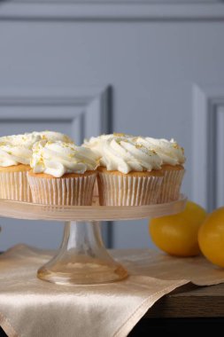 Masada beyaz kremalı lezzetli limonlu kekler.