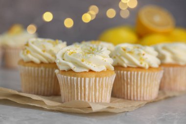 Masada beyaz kremalı ve limonlu lezzetli kekler, yakın plan.