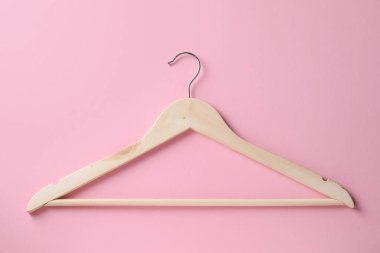 Pembe arka planda bir ahşap askı, üst manzara.
