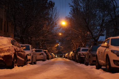 Akşam şehir caddesinde park halindeki arabaların görüntüsü