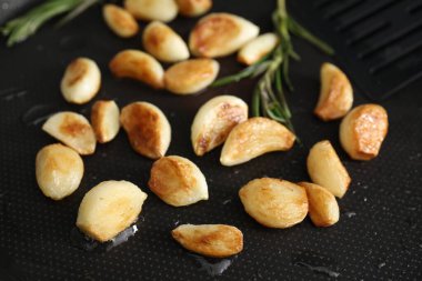 Kızarmış sarımsaklı tava, yakın plan.